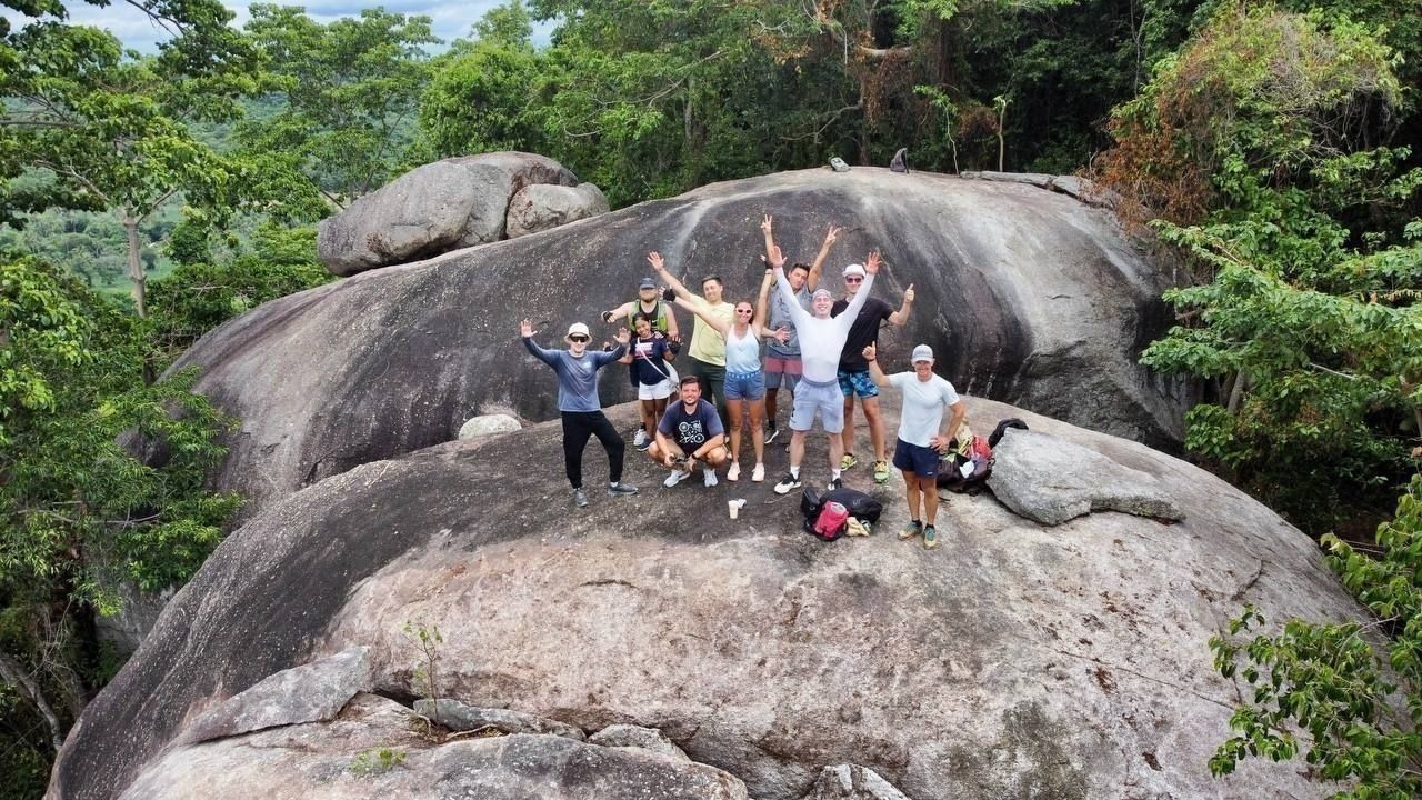Viajeros sobre rocas en la selva de Tailandia